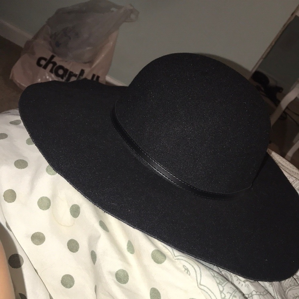 black flowy hat - Picture 2 of 6